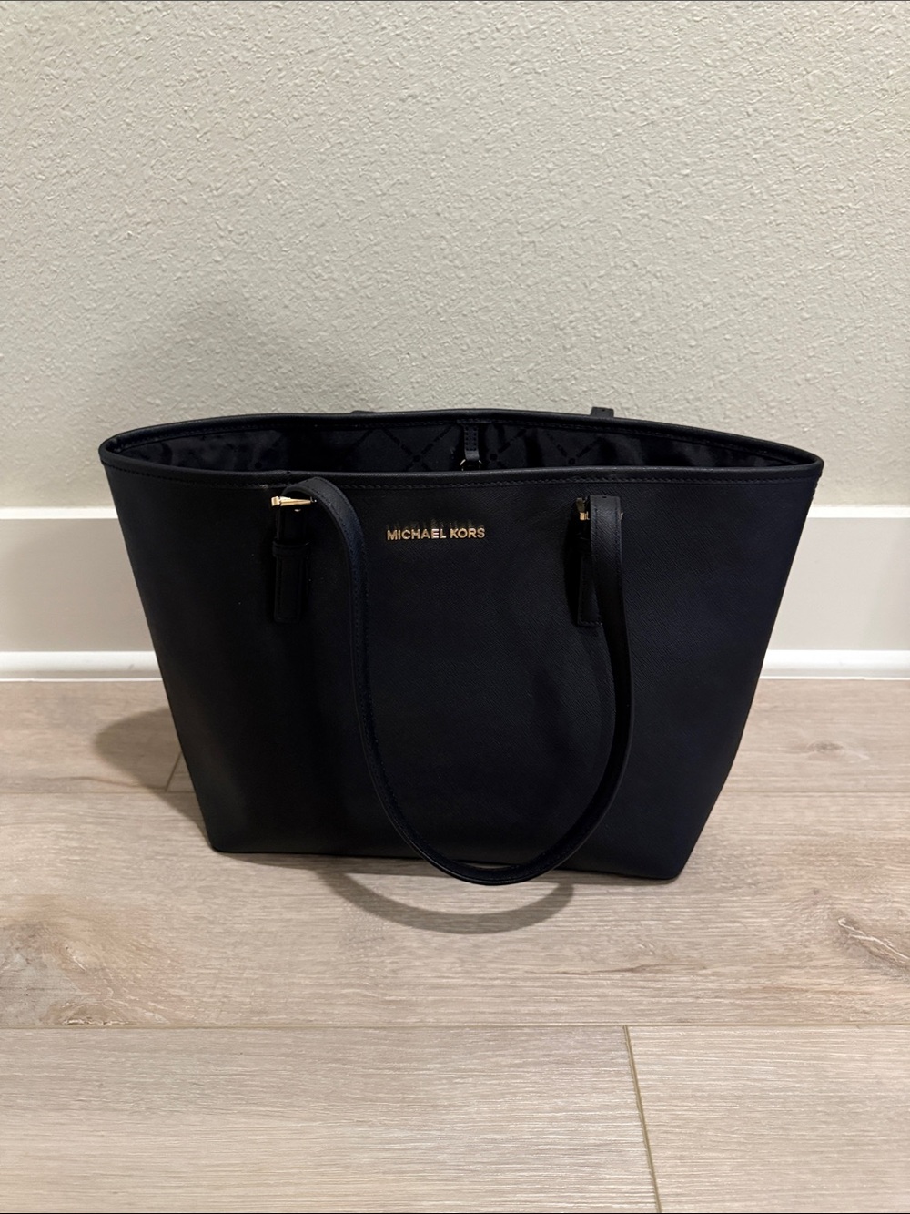 Michael Kors Black Tote in good condition.